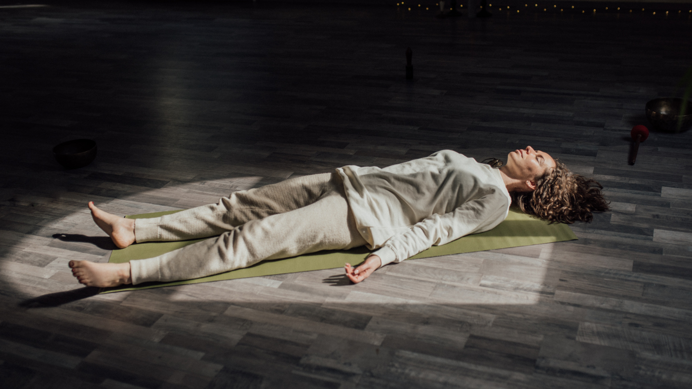 Práctica de mindfulness, tumbada.